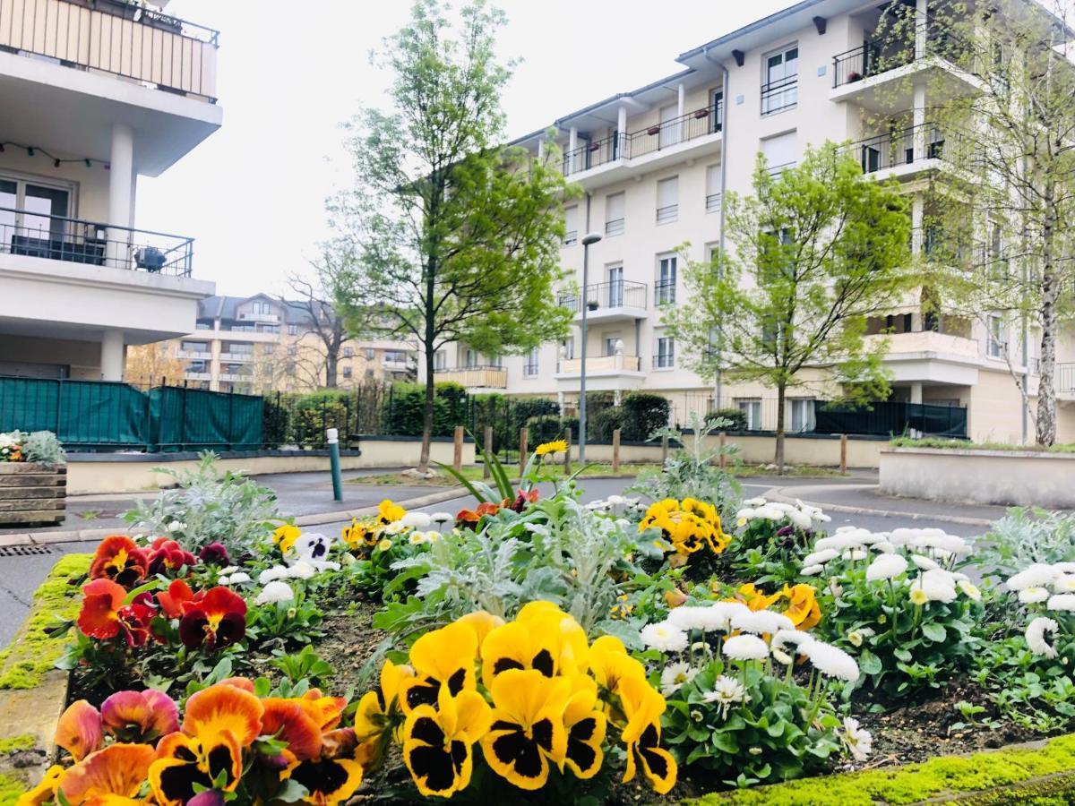 Beautiful Apartment Near Geneva Saint-Julien-en-Genevois Exteriör bild